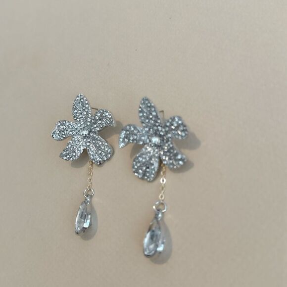 Flower statement earrings - Picture 3 of 4